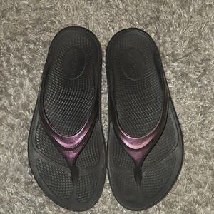 Oofos Women's Black and Purple Sandals
